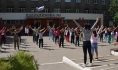 Зарядка проходит около поликлиники.
