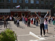Зарядка проходит около поликлиники.