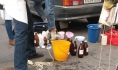 Специалисты берут пробы воды.