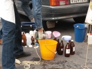 Специалисты берут пробы воды.