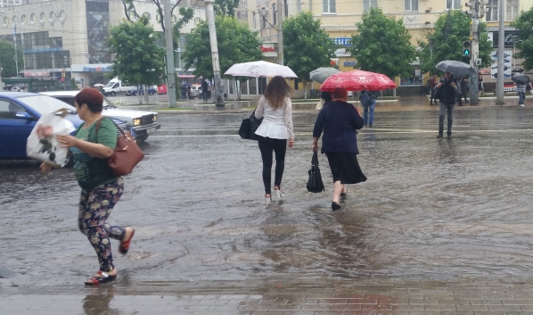 Улицы города во время дождя превращаются в реки.