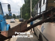 Ковш пробил окно и ударил женщину в автобусе.