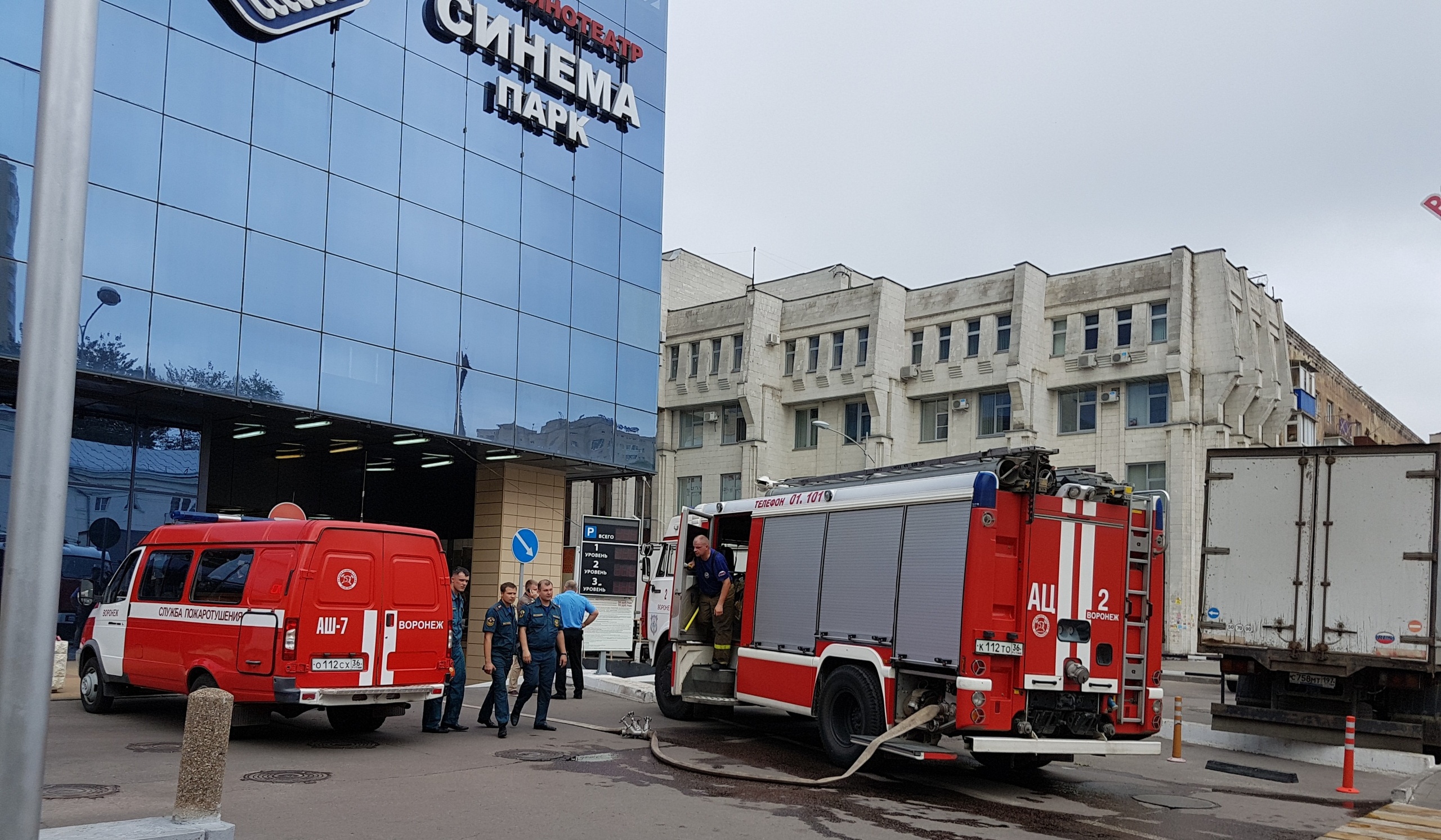 В Воронеже произошел пожар на парковке ТРЦ «Галереи Чижова»: людей  эвакуировали