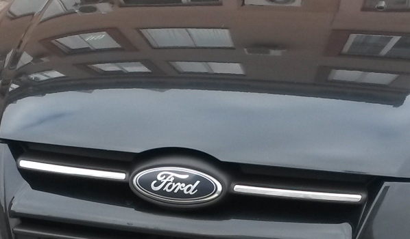 Женщина на Ford врезалась в столб.