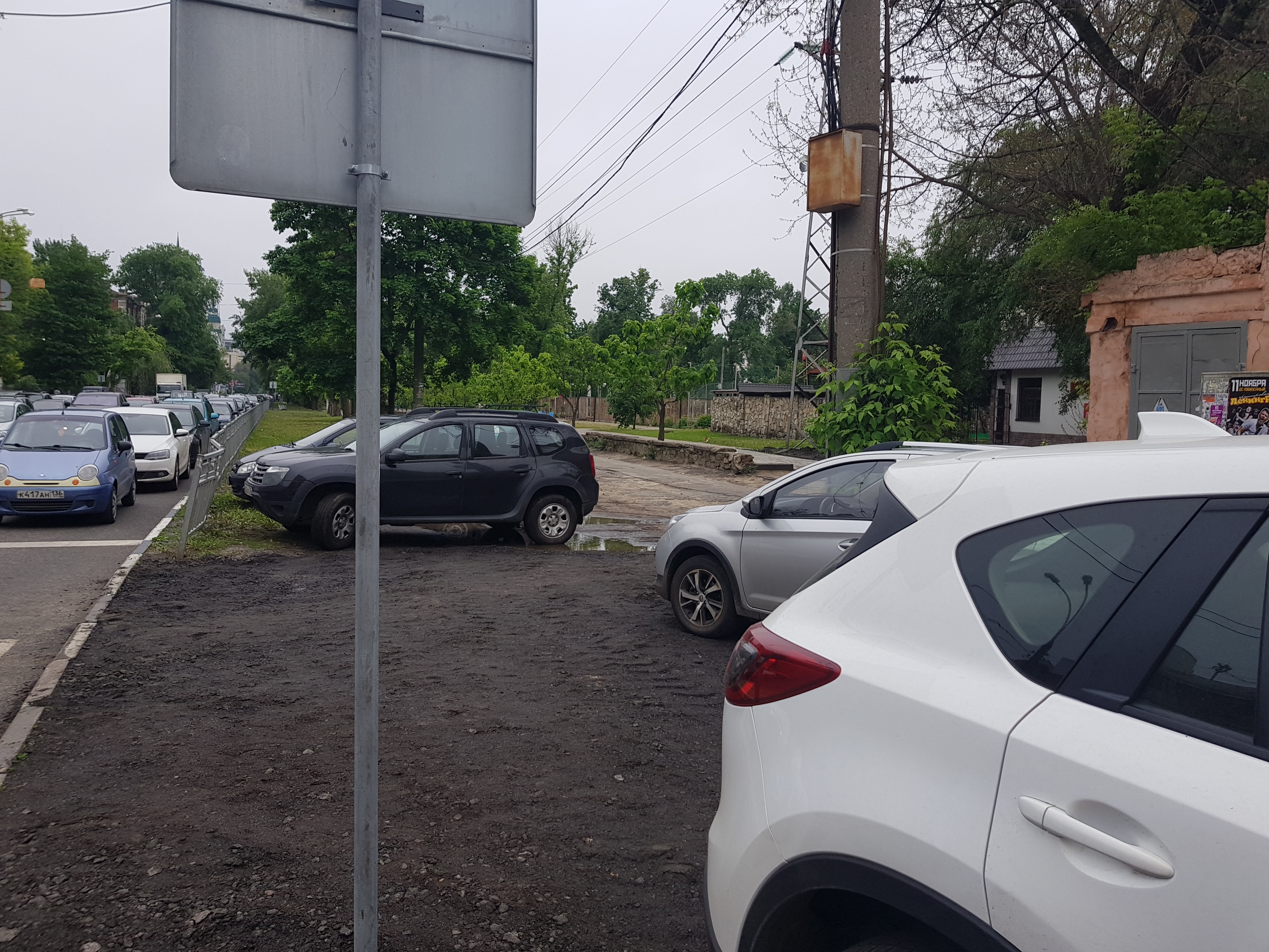 В Воронеже власти, наконец, уберут с газонов припаркованные автомобили