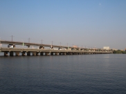 Дети плавали возле Северного моста.