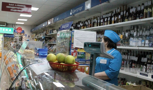 Продавщица продала пиво подростку.