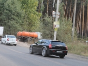 Машина везет отходы в лесополосу.