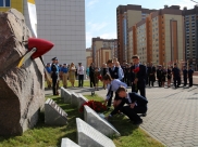 Памятник около школы №102.