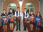 Коллектив юных скрипачей.