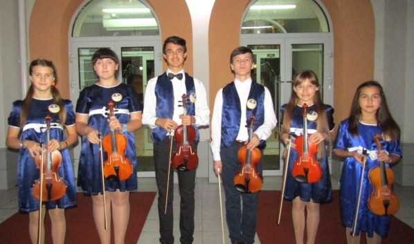 Коллектив юных скрипачей.