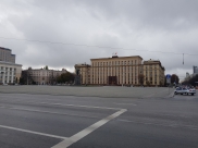 Парковка на площади Ленина пуста.