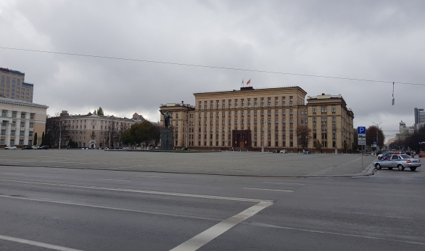 Парковка на площади Ленина пуста.