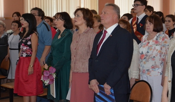 Олег Черкасов в одной из школ.