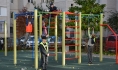 Новая спортивная площадка пользуется популярностью у детей.
