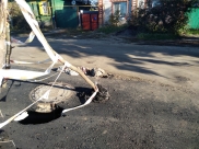 Глубина провала достигает трех метров.