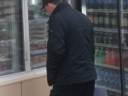 Молодой человек ушел в чужой куртке.