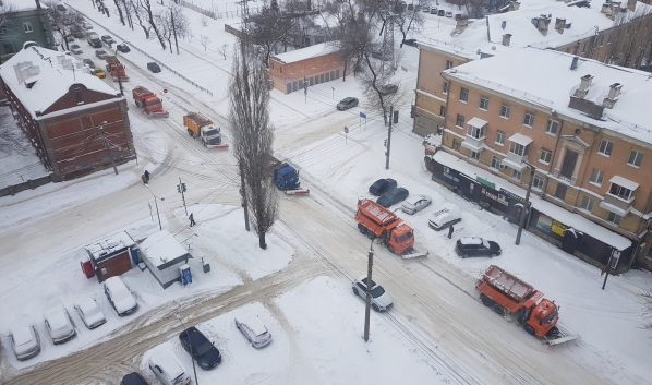 В городе сейчас около 300 единиц спецтехники для расчистки его от снега.