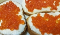 На улице можно купить поддельную икру.