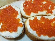 На улице можно купить поддельную икру.