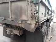 Парни сливали топливо из грузовиков.