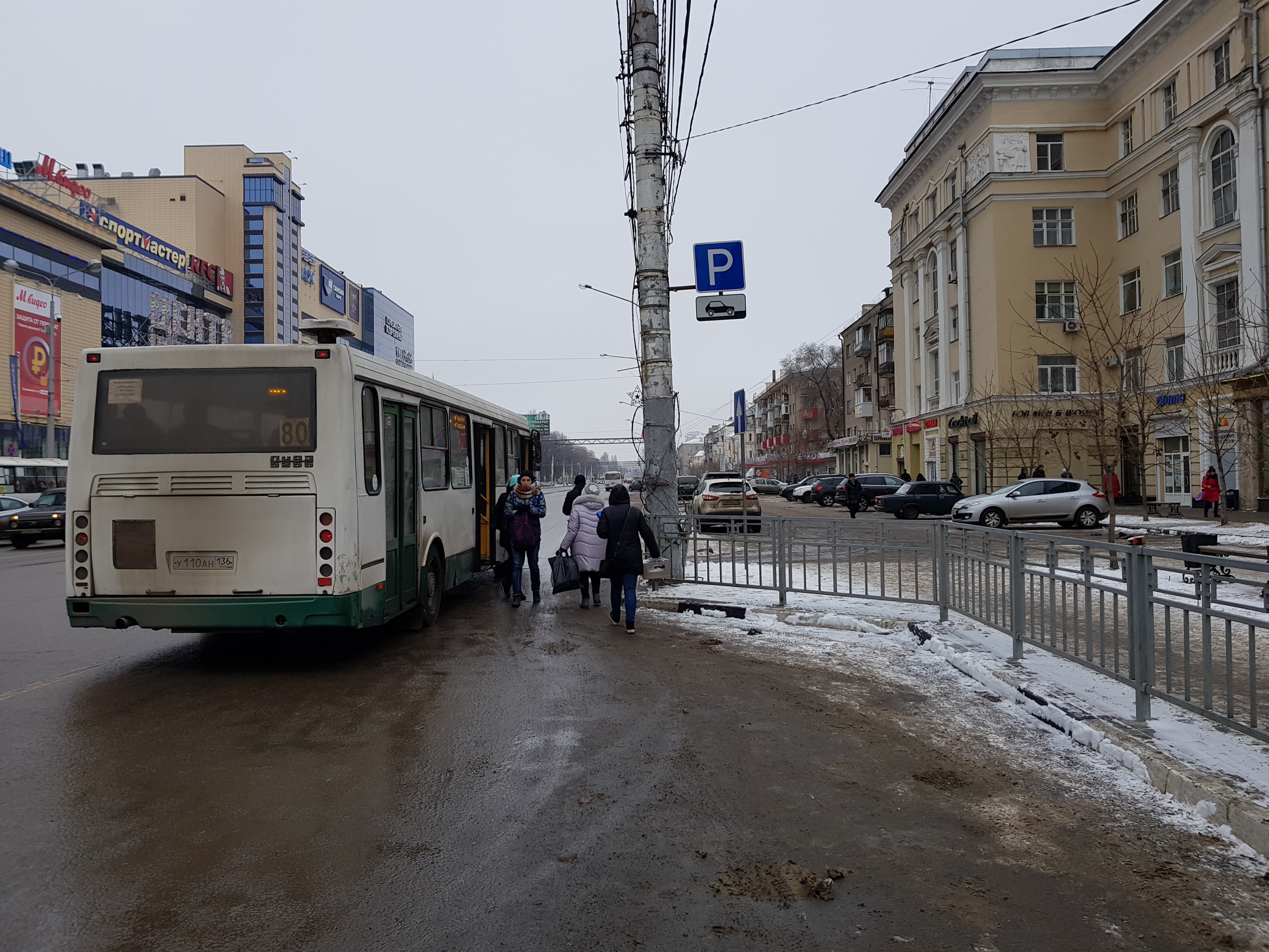 В центре Воронежа платная парковка, судя по дорожным знакам, на самом деле  бесплатная