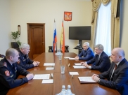 Александр Клименко (на фото слева внизу) на встрече с губернатором.