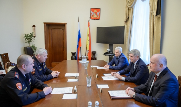 Александр Клименко (на фото слева внизу) на встрече с губернатором.
