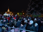 Горожане встречают Новый год на площади Ленина.