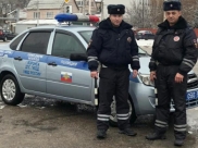 Стражи порядка оказали помощь прохожему.