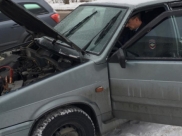 Полицейскому удалось починить машину.