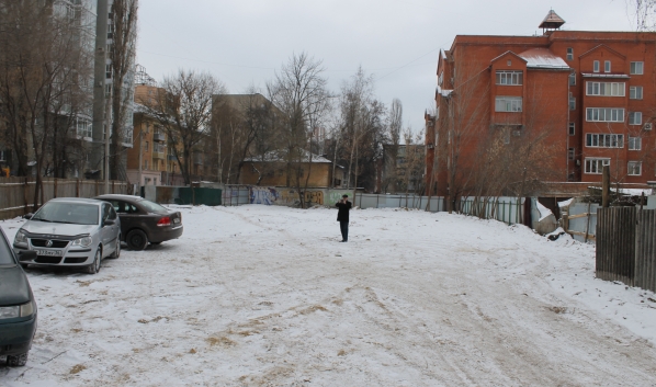 Теперь здесь паркуются авто.