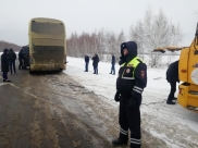 Полицейские помогли водителю автобуса.