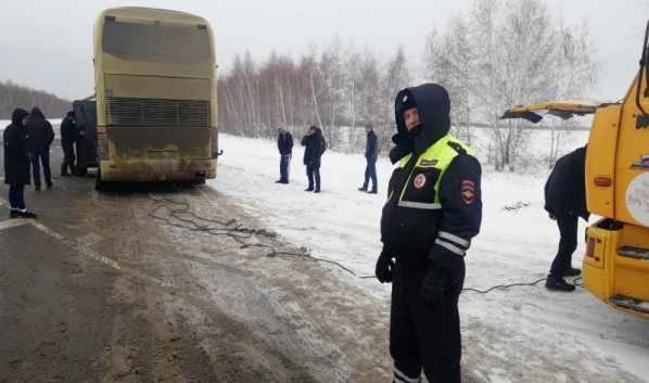 Полицейские помогли водителю автобуса.