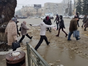 Людям приходится перепрыгивать через лужи.