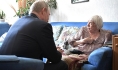 Владимир Путин в гостях у Людмилы Алексеевой в 2017 году.