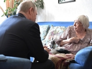 Владимир Путин в гостях у Людмилы Алексеевой в 2017 году.