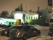 Полицейскую машину сняли на парковке для инвалидов.