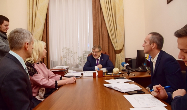 На приеме у депутата Аркадия Пономарева.