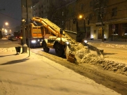 В Воронеже с улиц города вывозили снег.