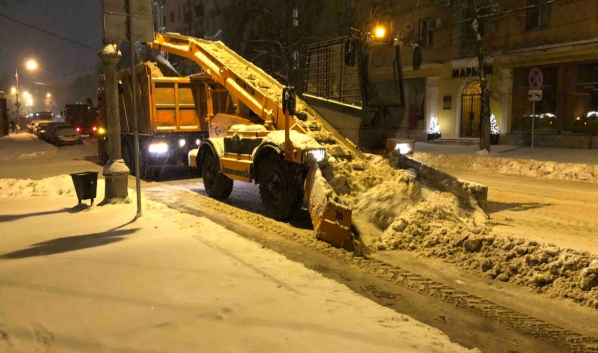 В Воронеже с улиц города вывозили снег.
