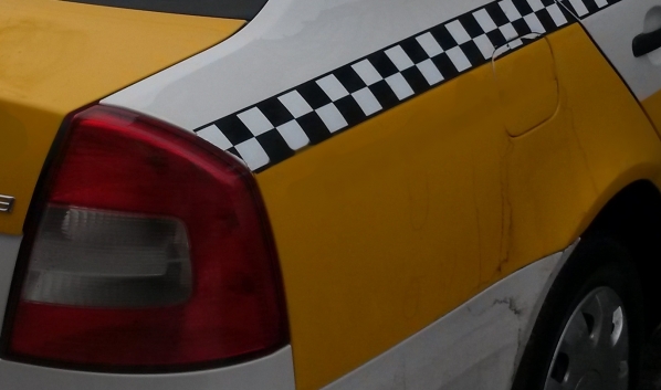 Парень перевозил краденое на такси.