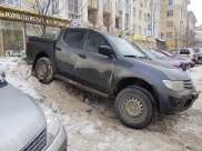 Машинам на платной парковке грозят сосульки.