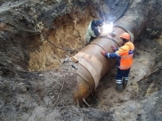 Работы на поврежденном водоводе.