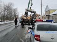 Полицейские помогли водителю грузовика.