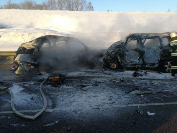 Машины сгорели после ДТП.