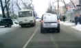 Автобус выехал на встречную полосу.