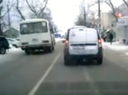 Автобус выехал на встречную полосу.