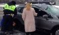 Женщине помогли поменять колесо.