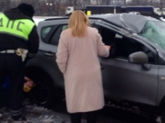 Женщине помогли поменять колесо.
